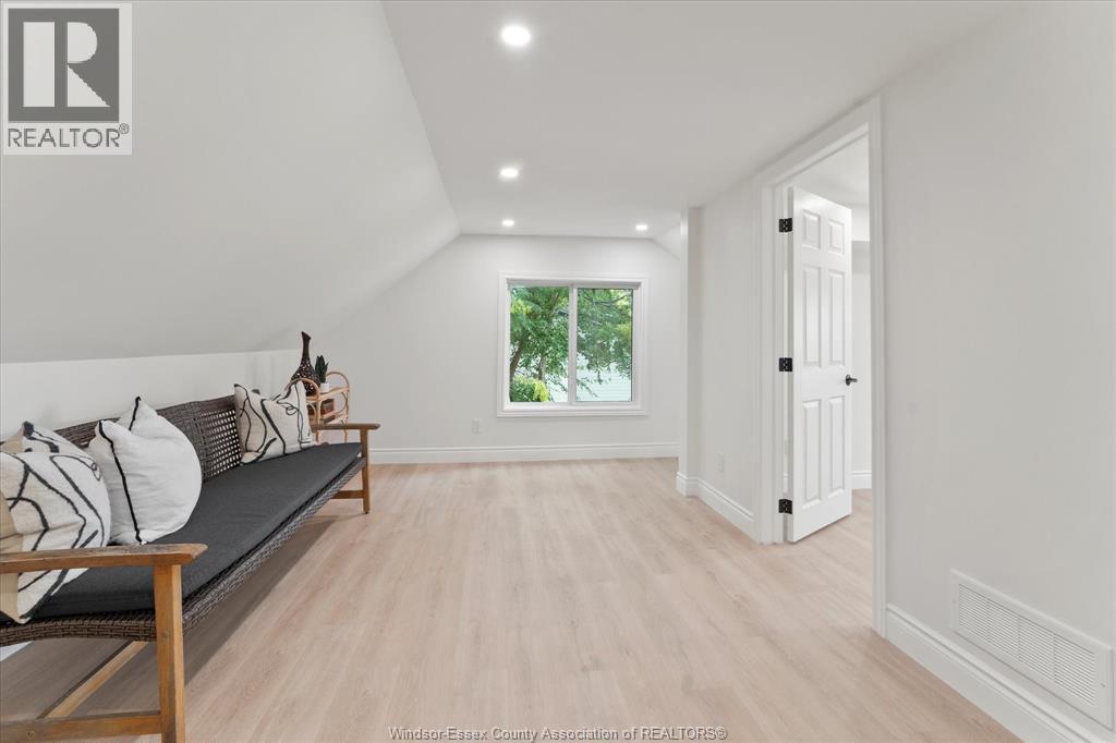 Photo 7 of 109 King Street East, Harrow ON