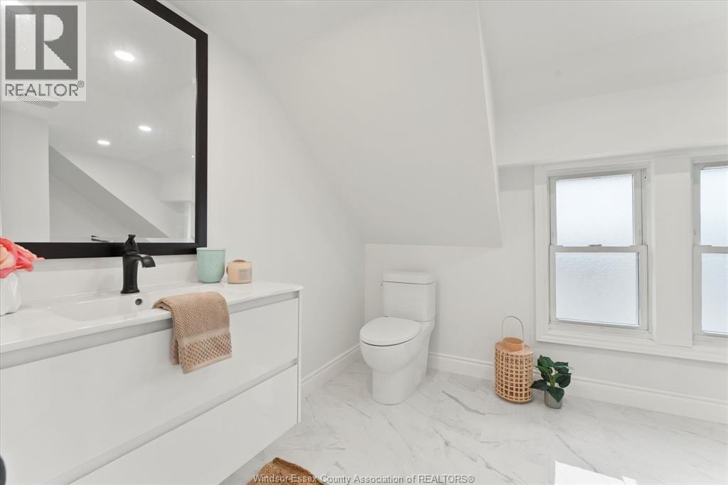 Photo 40 of 109 King Street East, Harrow ON