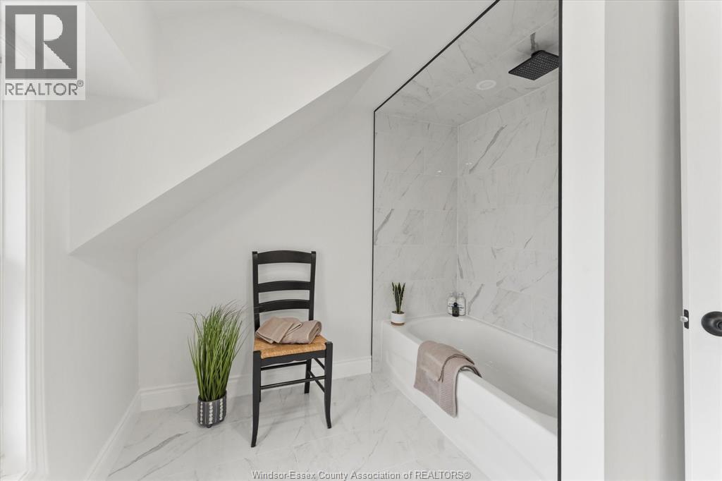 Photo 9 of 109 King Street East, Harrow ON