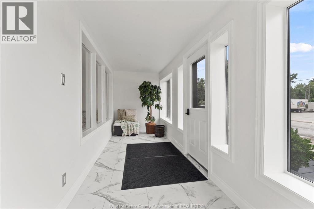 Photo 3 of 109 King Street East, Harrow ON