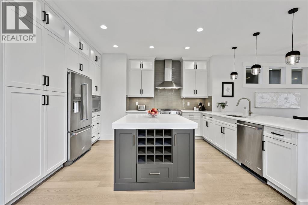 Photo 3 of 2832 42 Street Sw, Calgary AB