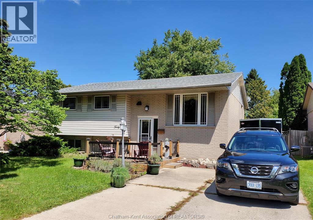 Photo 8 of 40 Thornhill Crescent, Chatham ON