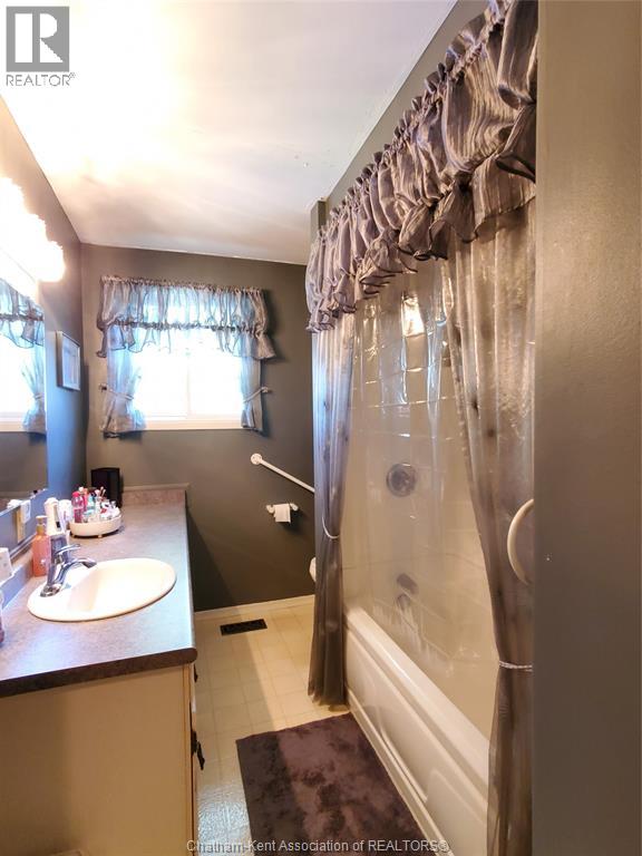 Photo 14 of 40 Thornhill Crescent, Chatham ON