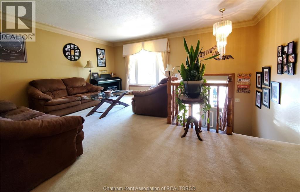 Photo 5 of 40 Thornhill Crescent, Chatham ON
