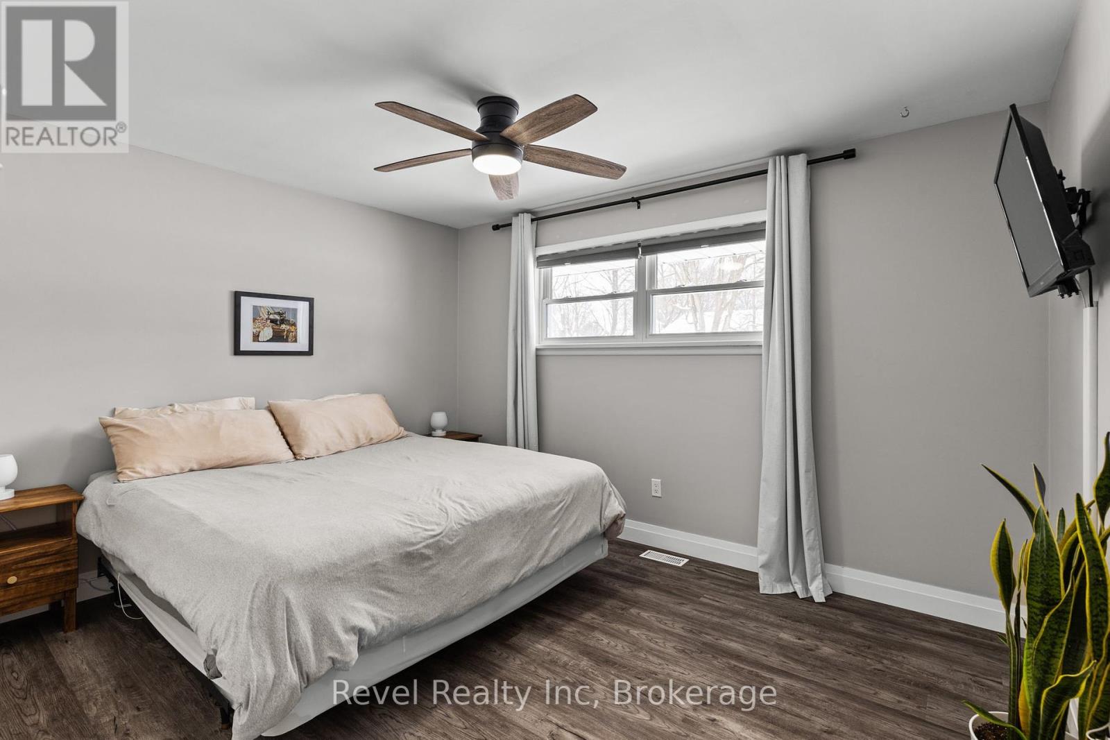 Photo 4 of 21 John Street, Springwater ON