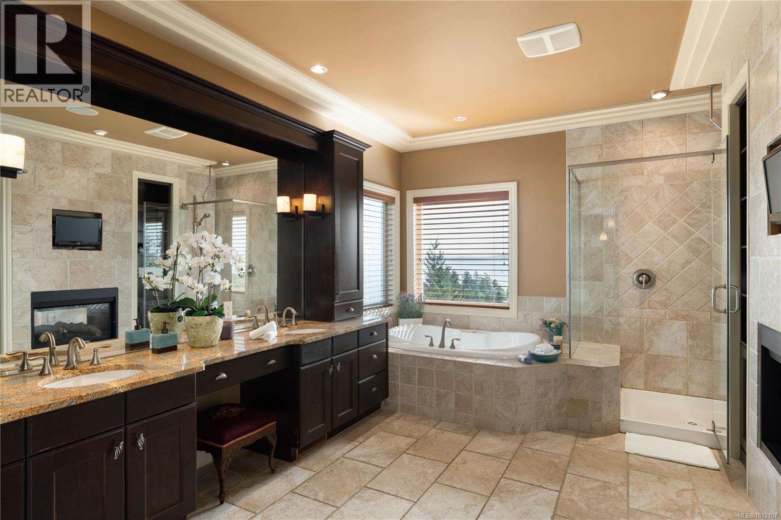 Photo 9 of 970 Seapearl Pl, Saanich BC