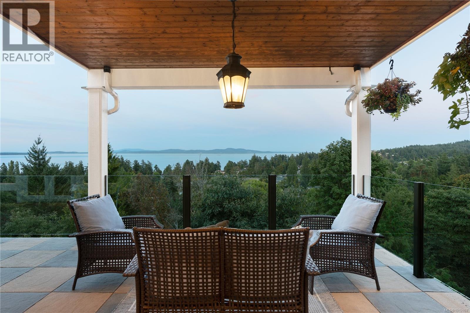 Photo 2 of 970 Seapearl Pl, Saanich BC