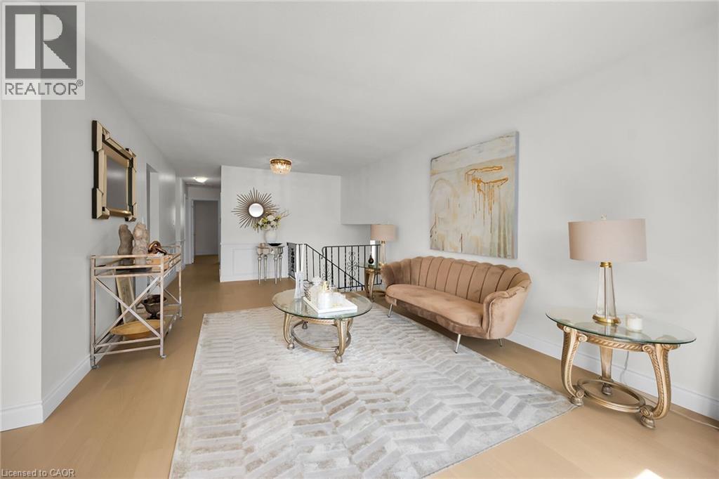 Photo 4 of 567 Queen Victoria Drive, Hamilton ON