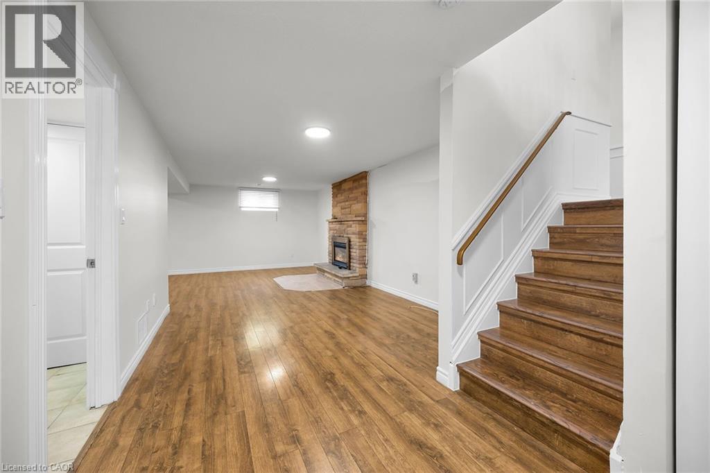 Photo 13 of 567 Queen Victoria Drive, Hamilton ON