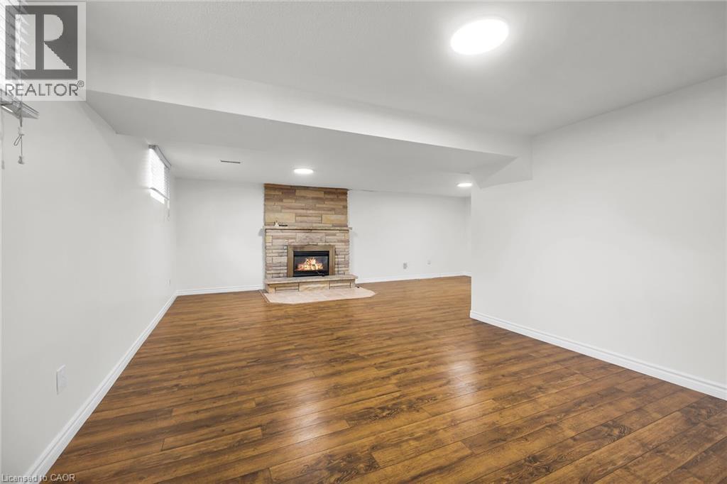 Photo 8 of 567 Queen Victoria Drive, Hamilton ON