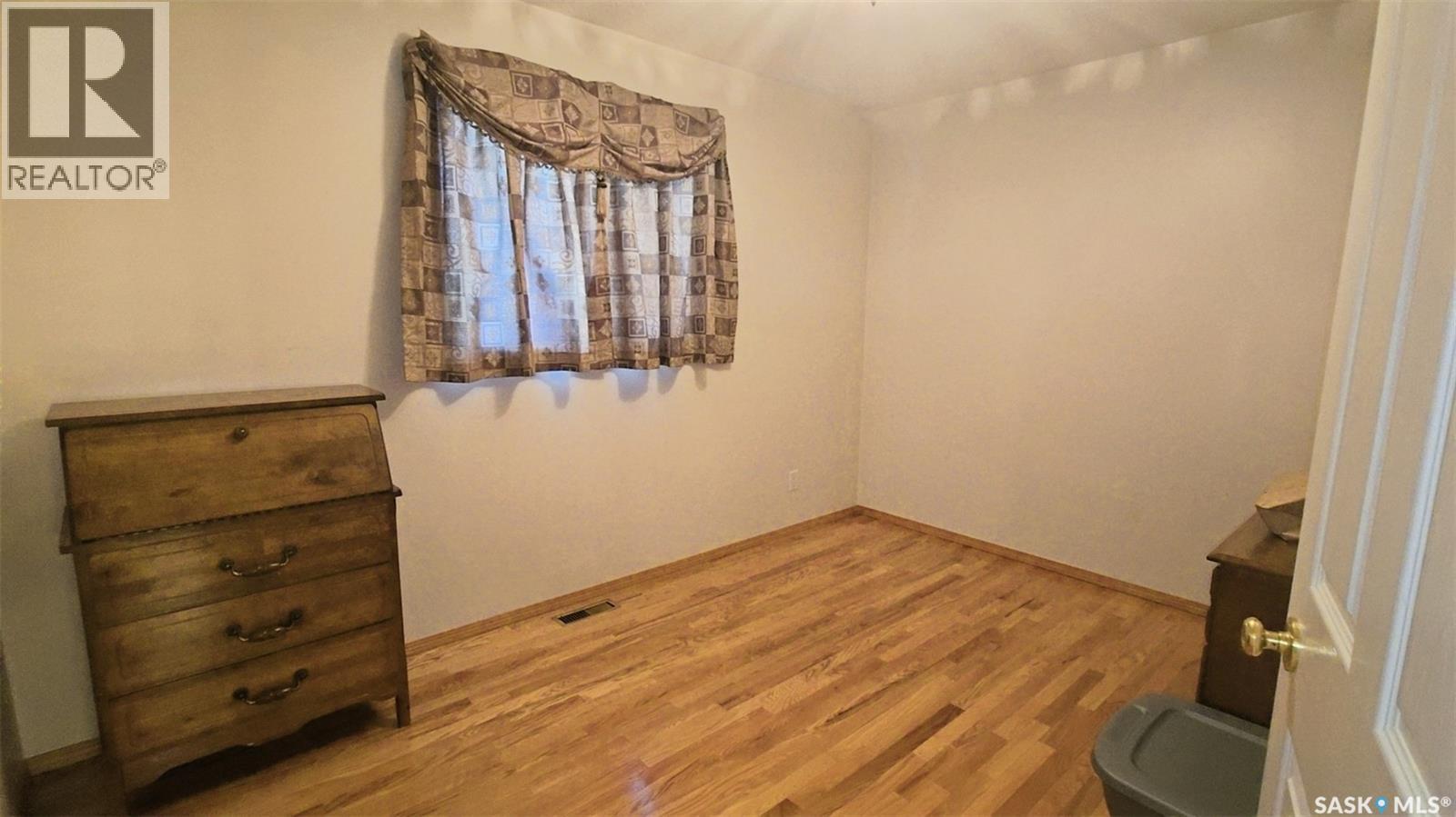 Photo 8 of 210 3rd Street E, Vanscoy SK