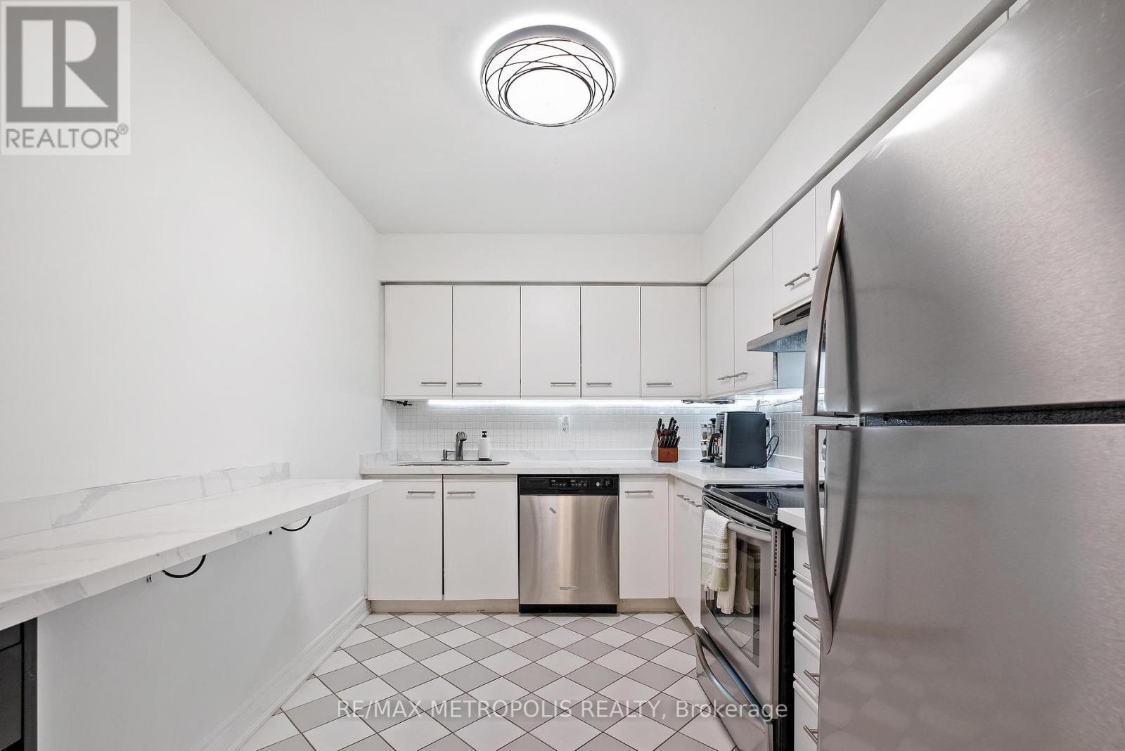 Photo 18 of 701 81 Townsgate Drive, Vaughan ON