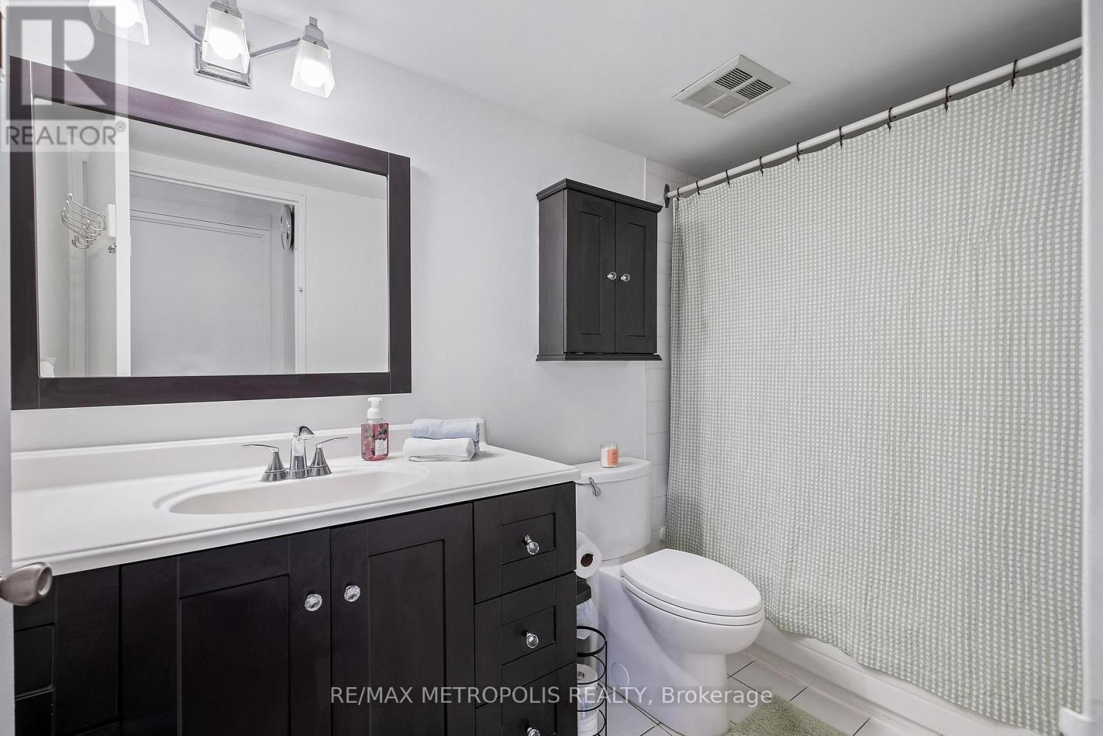 Photo 4 of 701 81 Townsgate Drive, Vaughan ON