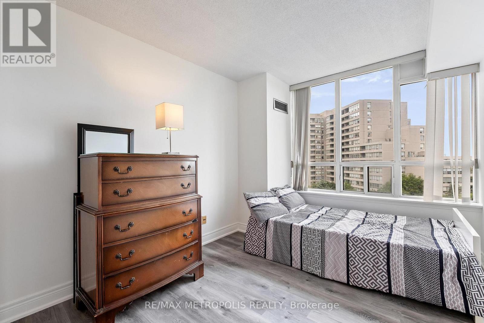 Photo 3 of 701 81 Townsgate Drive, Vaughan ON