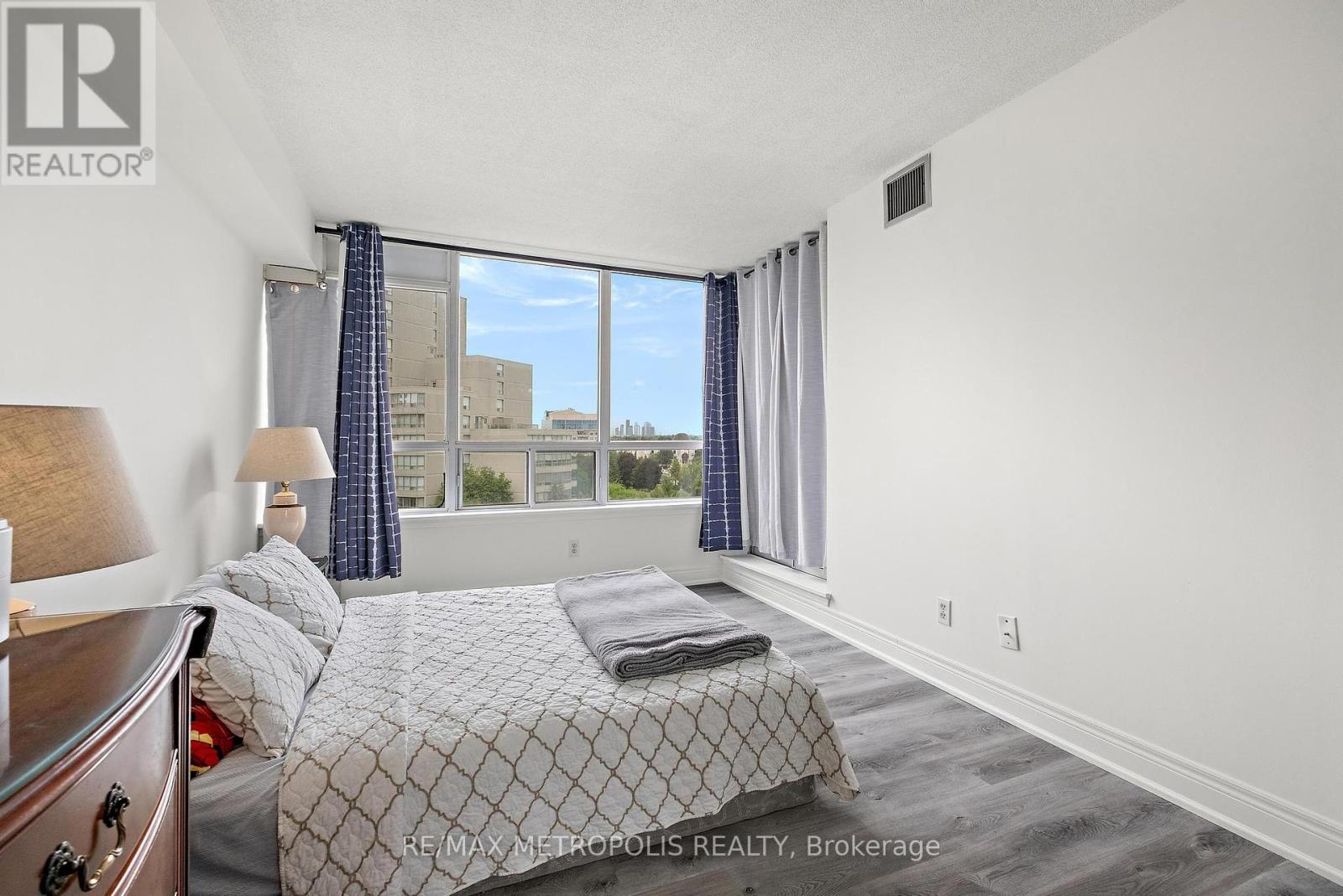 Photo 16 of 701 81 Townsgate Drive, Vaughan ON
