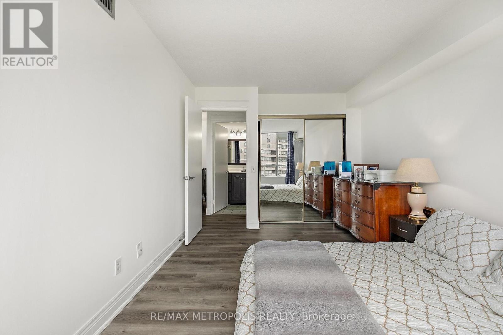 Photo 12 of 701 81 Townsgate Drive, Vaughan ON