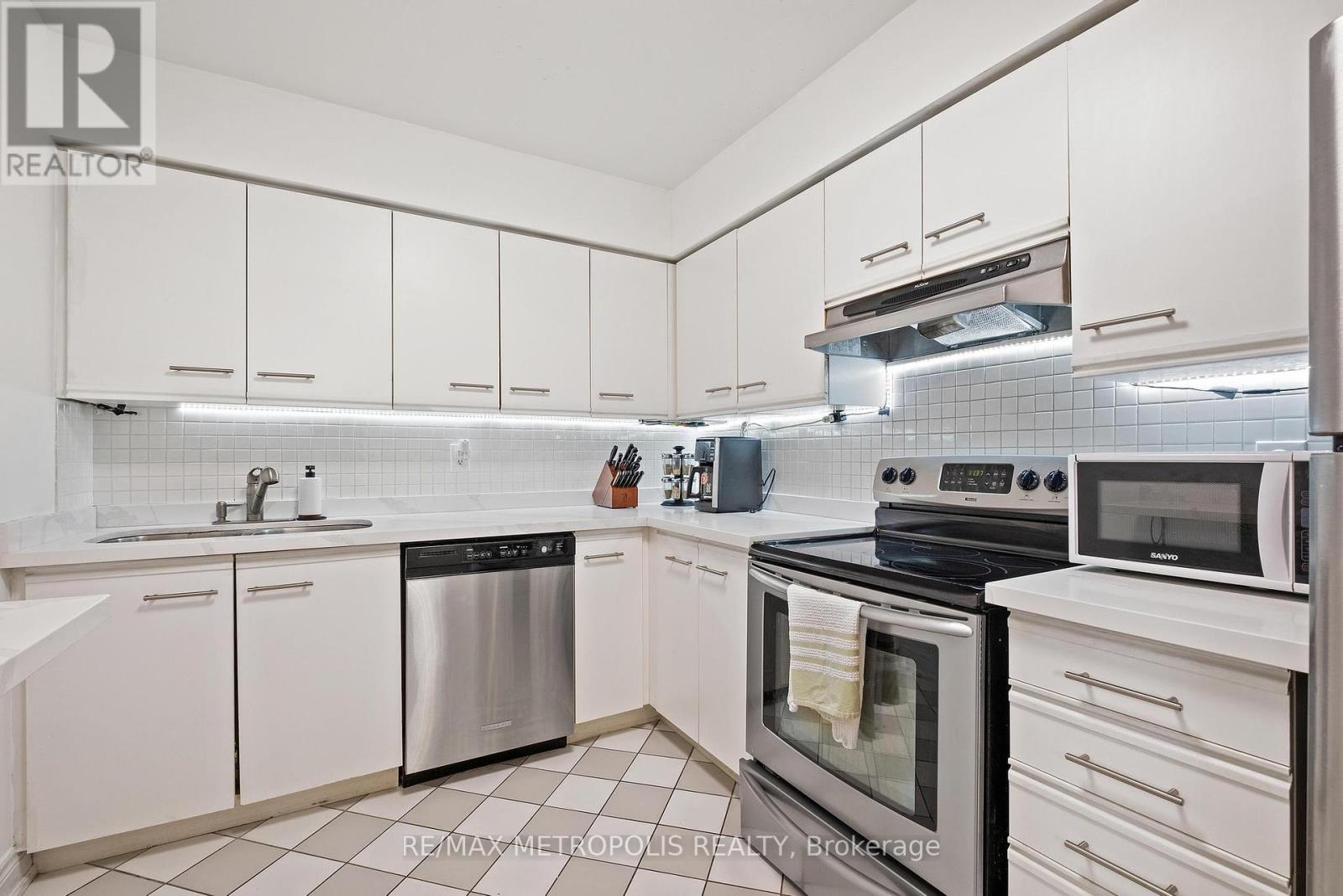 Photo 9 of 701 81 Townsgate Drive, Vaughan ON
