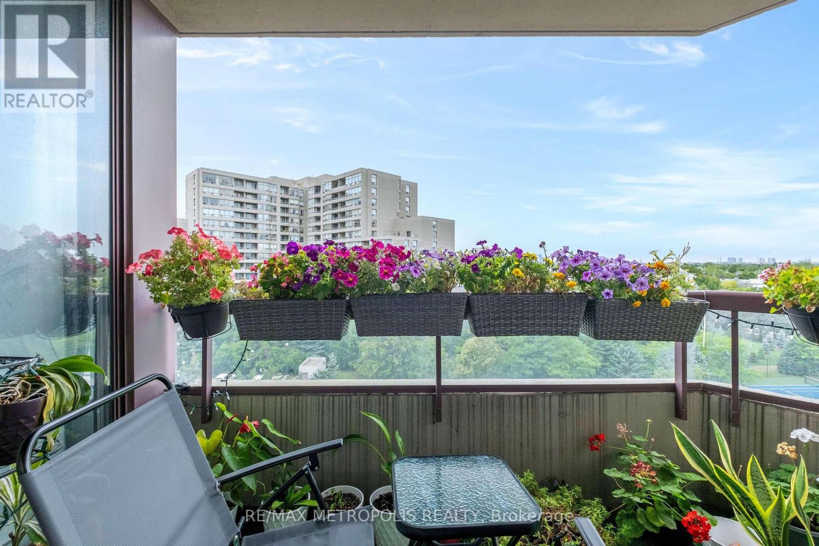 Photo 8 of 701 81 Townsgate Drive, Vaughan ON