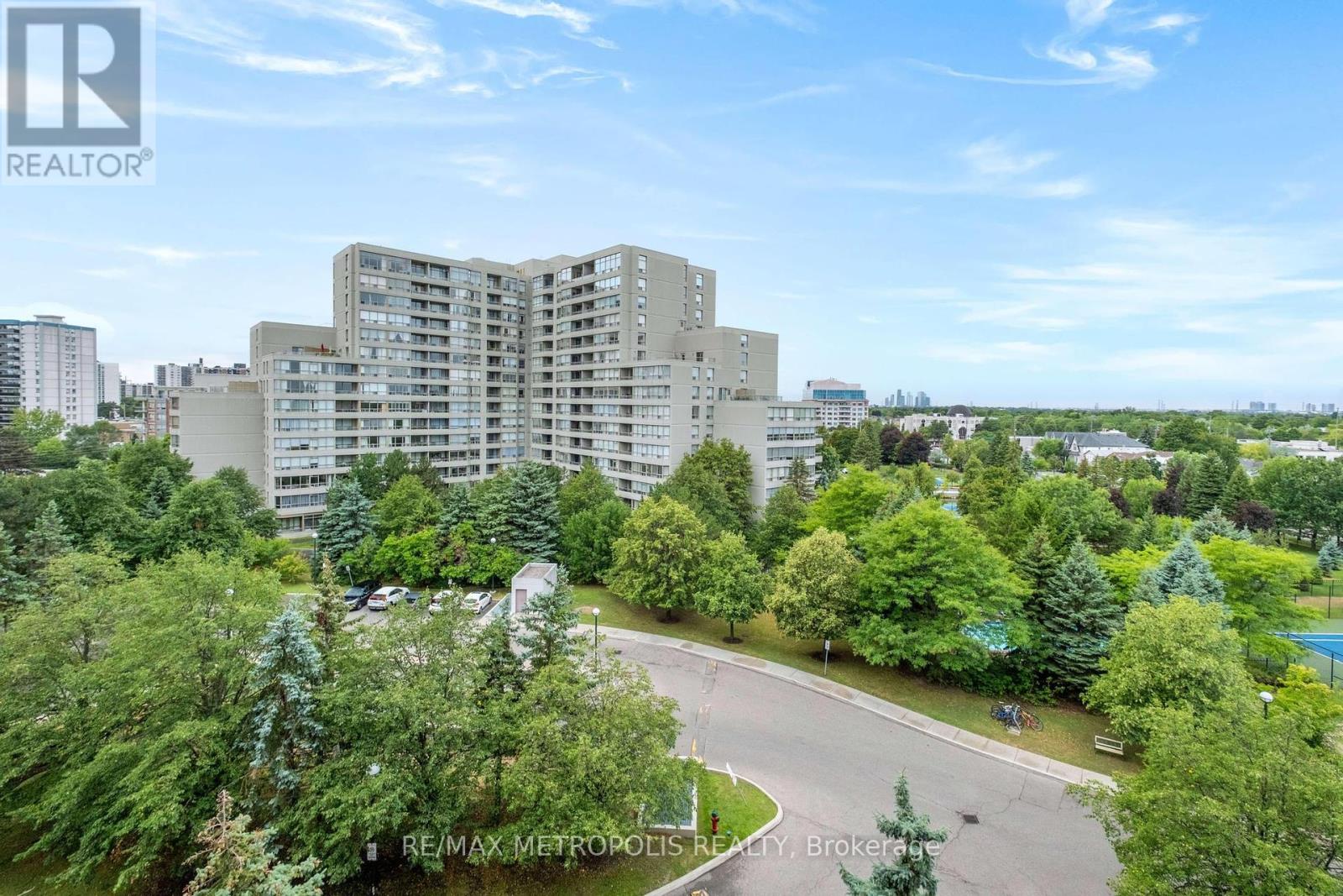 Photo 31 of 701 81 Townsgate Drive, Vaughan ON