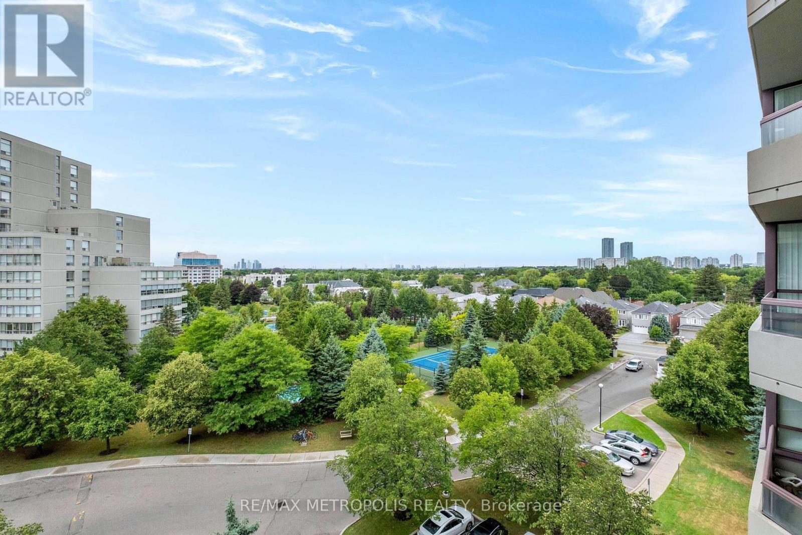 Photo 7 of 701 81 Townsgate Drive, Vaughan ON