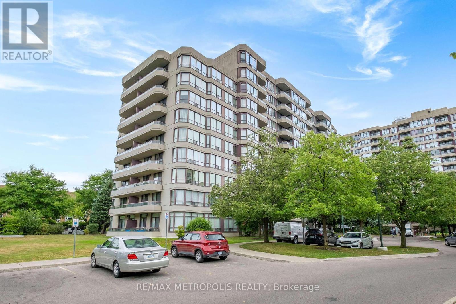 Photo 5 of 701 81 Townsgate Drive, Vaughan ON