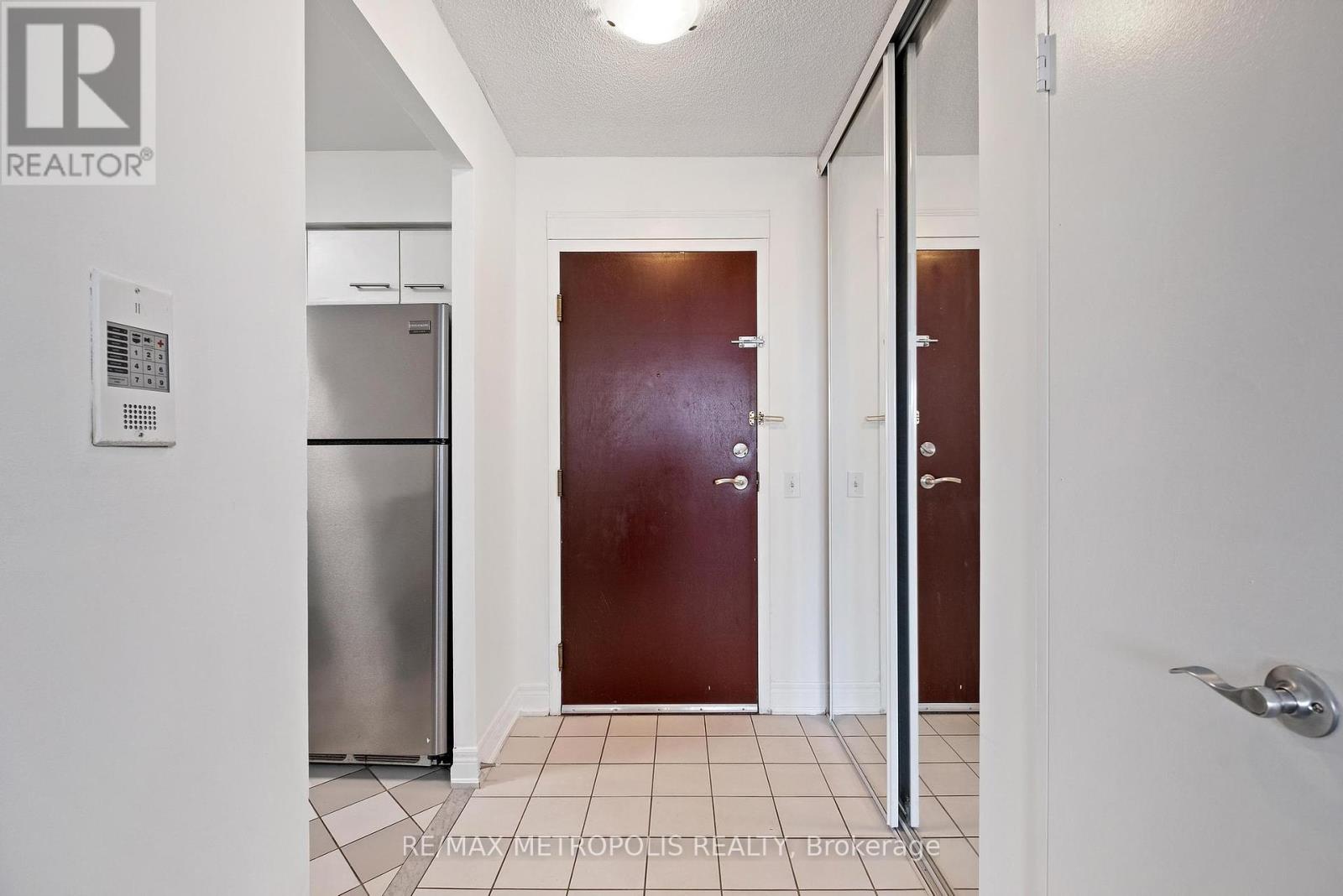 Photo 19 of 701 81 Townsgate Drive, Vaughan ON