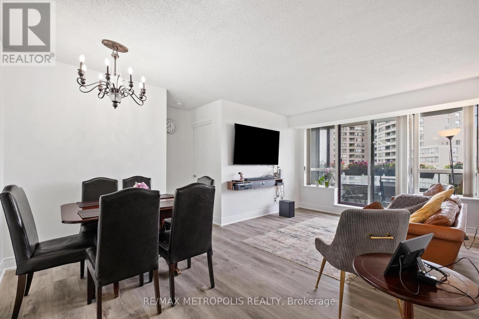 Photo 2 of 701 81 Townsgate Drive, Vaughan ON