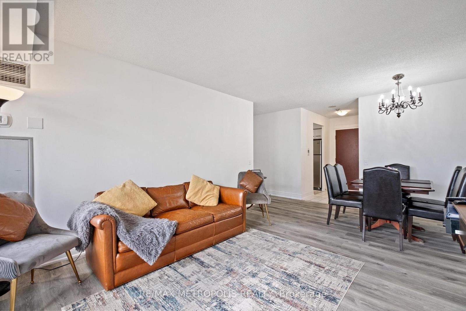 Photo 1 of 701 81 Townsgate Drive, Vaughan ON