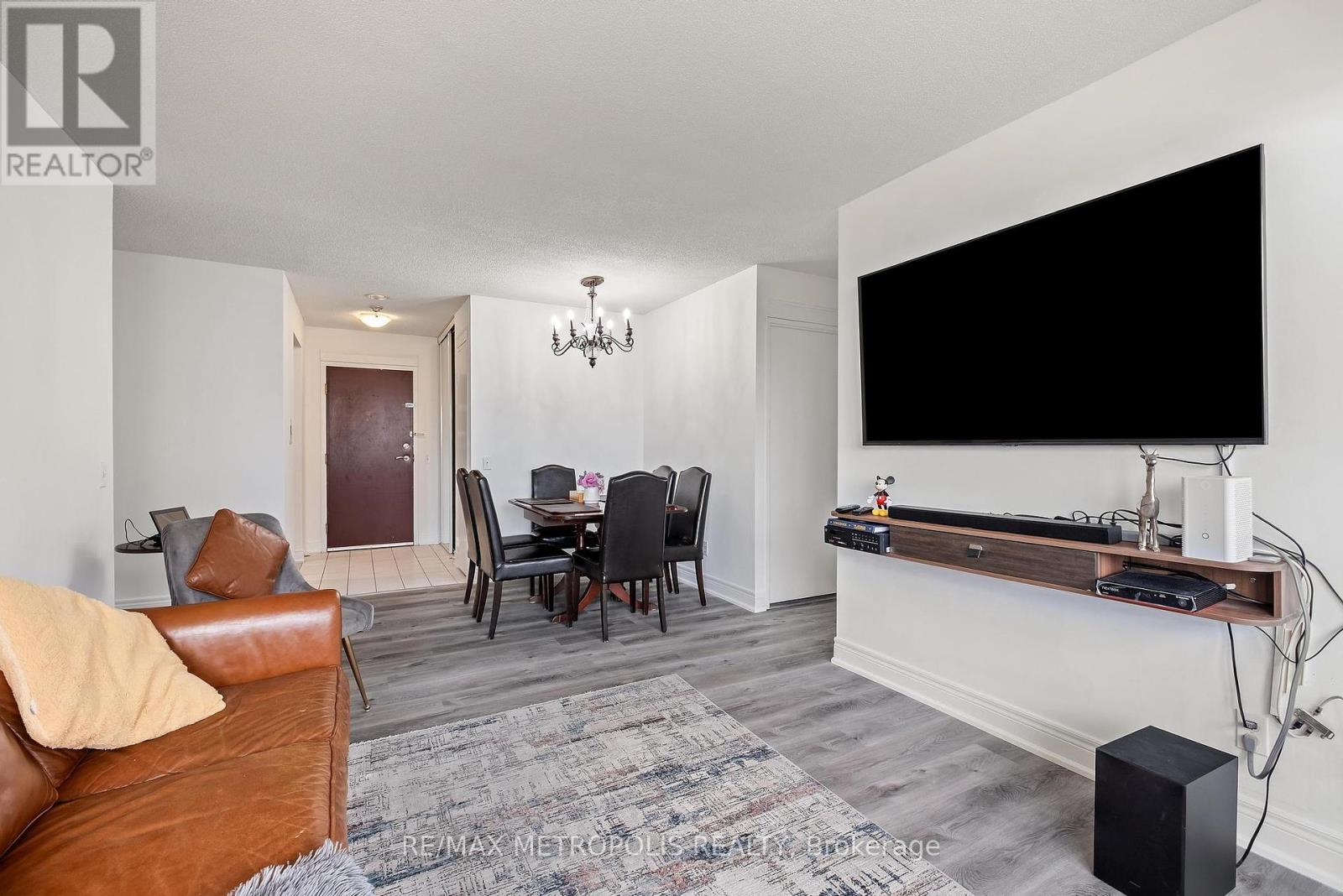 Photo 10 of 701 81 Townsgate Drive, Vaughan ON