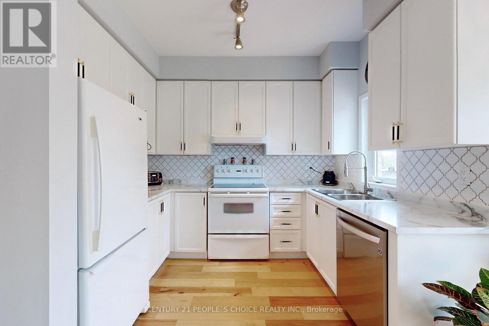 Photo 8 of 401 Cranston Park Avenue, Vaughan ON