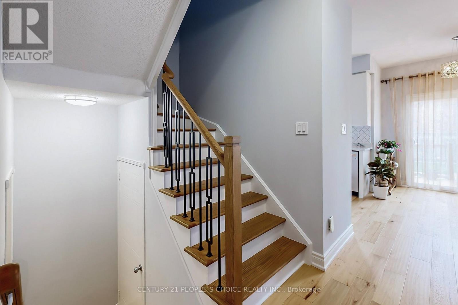 Photo 3 of 401 Cranston Park Avenue, Vaughan ON