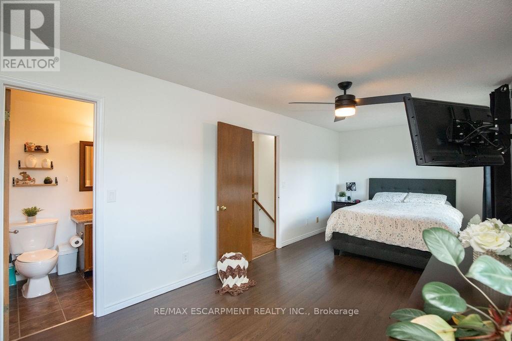 Photo 24 of 54 Merritt Crescent, Grimsby ON