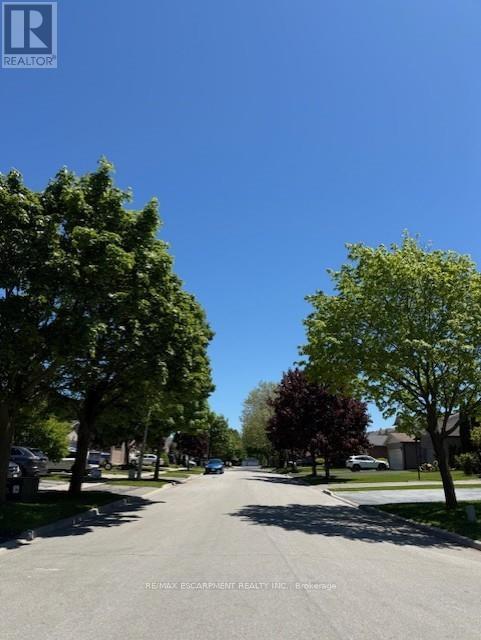 Photo 13 of 54 Merritt Crescent, Grimsby ON