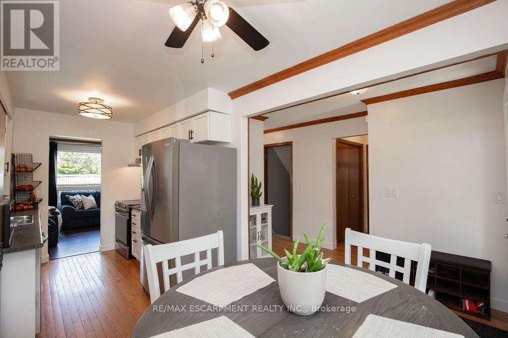 Photo 32 of 54 Merritt Crescent, Grimsby ON