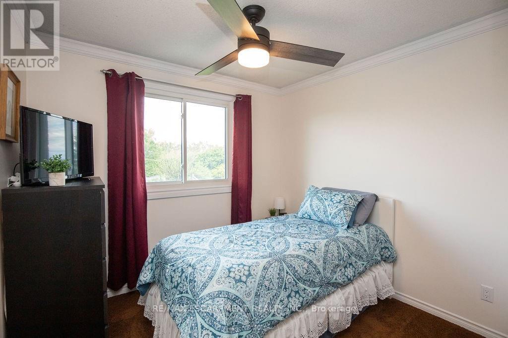 Photo 7 of 54 Merritt Crescent, Grimsby ON