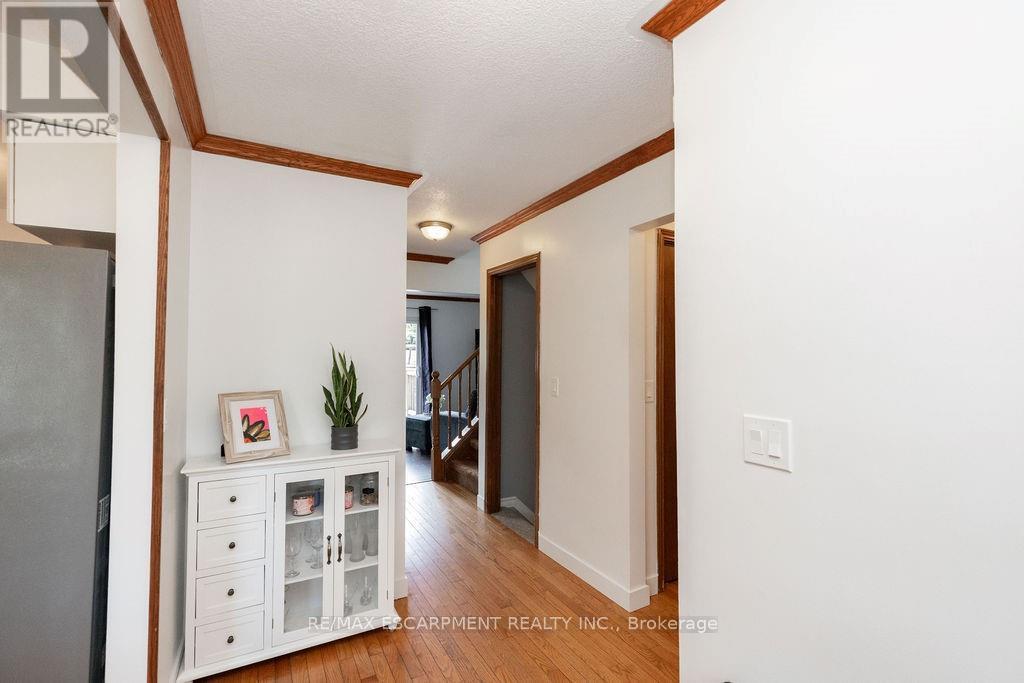 Photo 28 of 54 Merritt Crescent, Grimsby ON