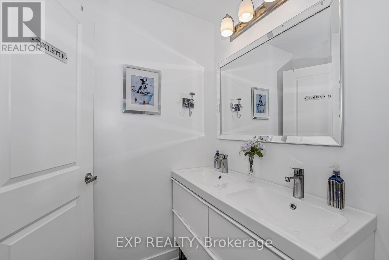Photo 3 of 201 Osterley Way, Ottawa ON