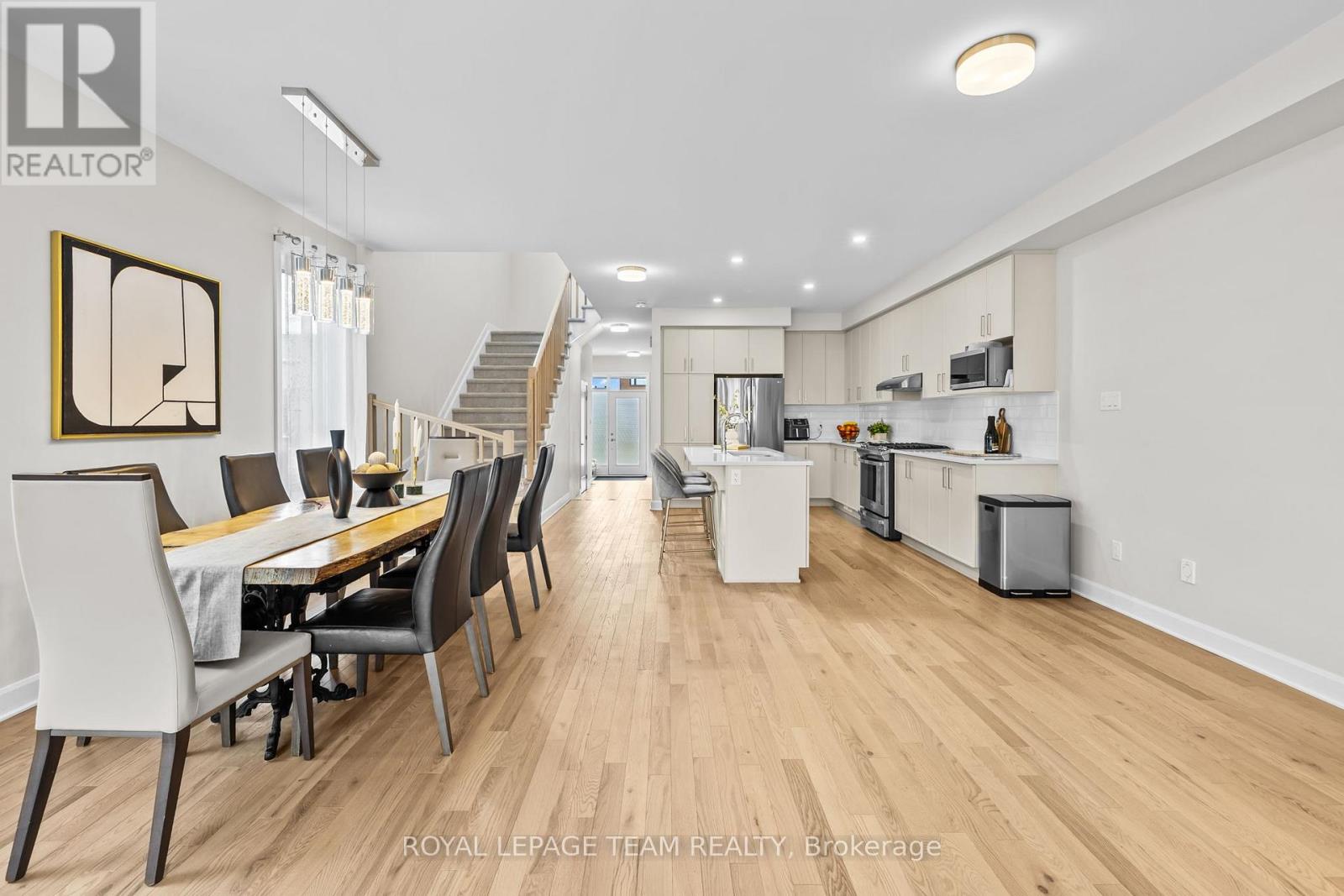 Photo 3 of 908 Clarkia Street, Ottawa ON