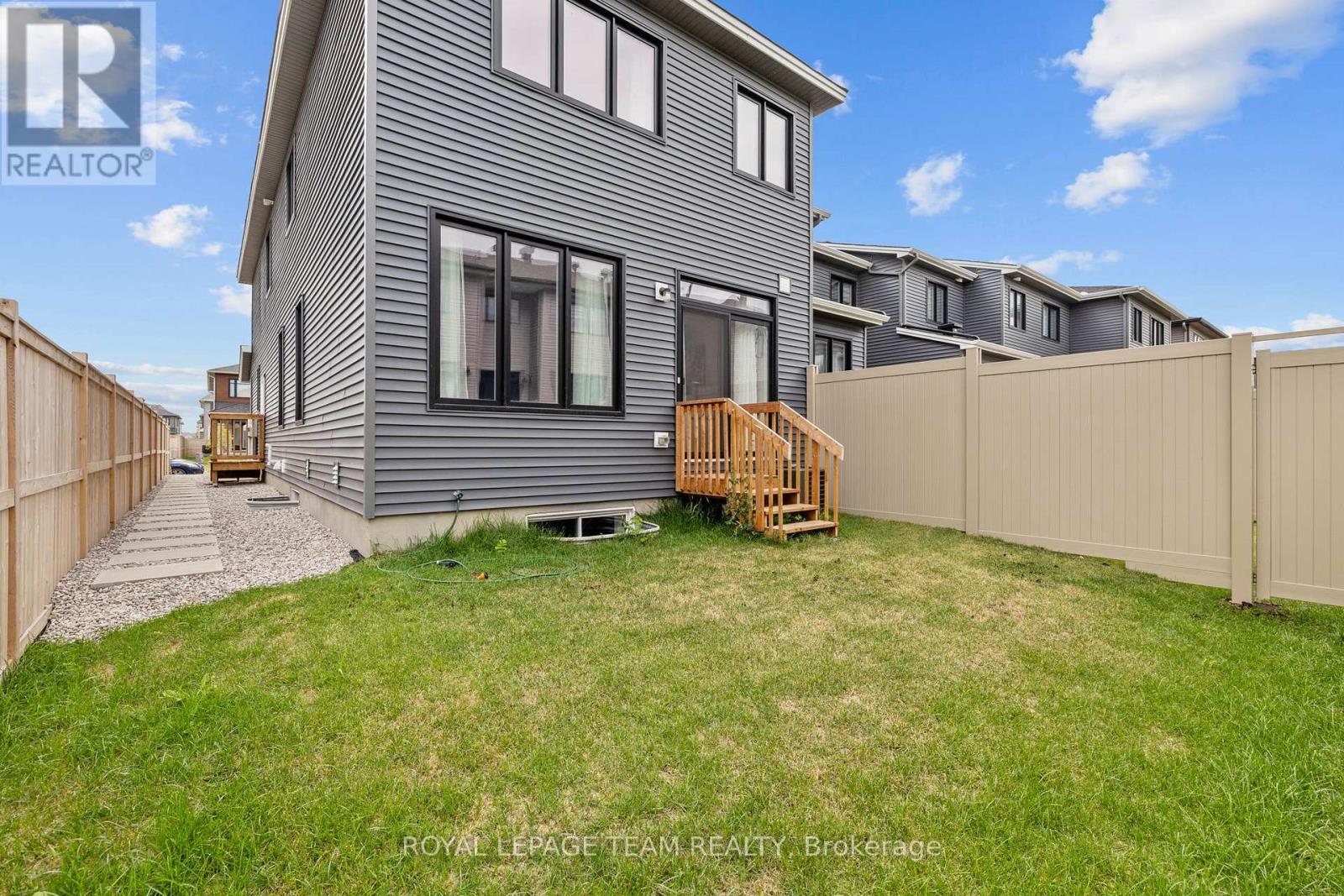 Photo 8 of 908 Clarkia Street, Ottawa ON
