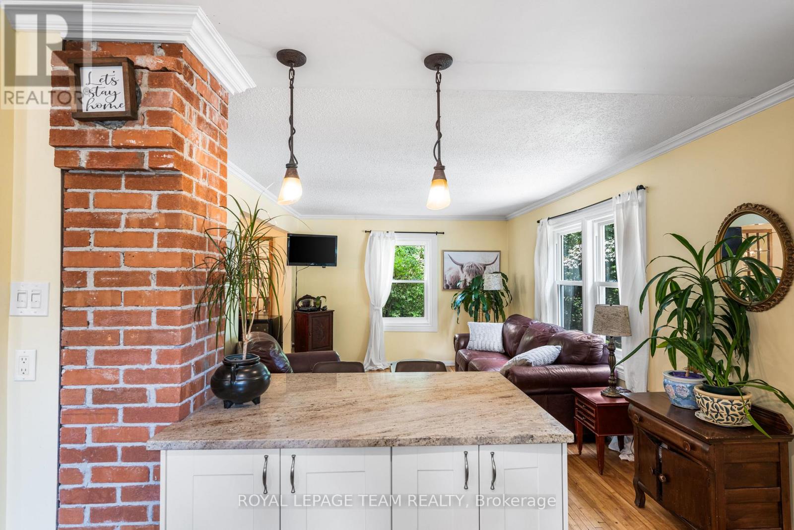 Photo 11 of 158 Anna Avenue, Ottawa ON