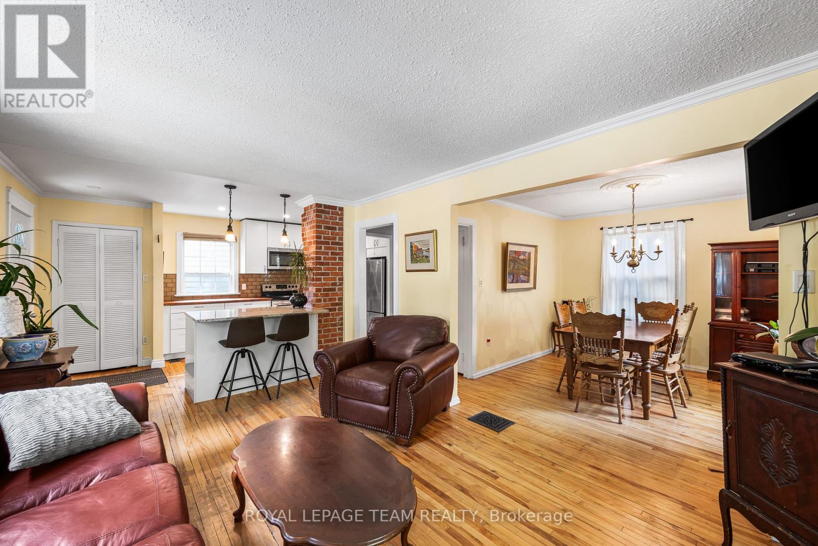 Photo 15 of 158 Anna Avenue, Ottawa ON