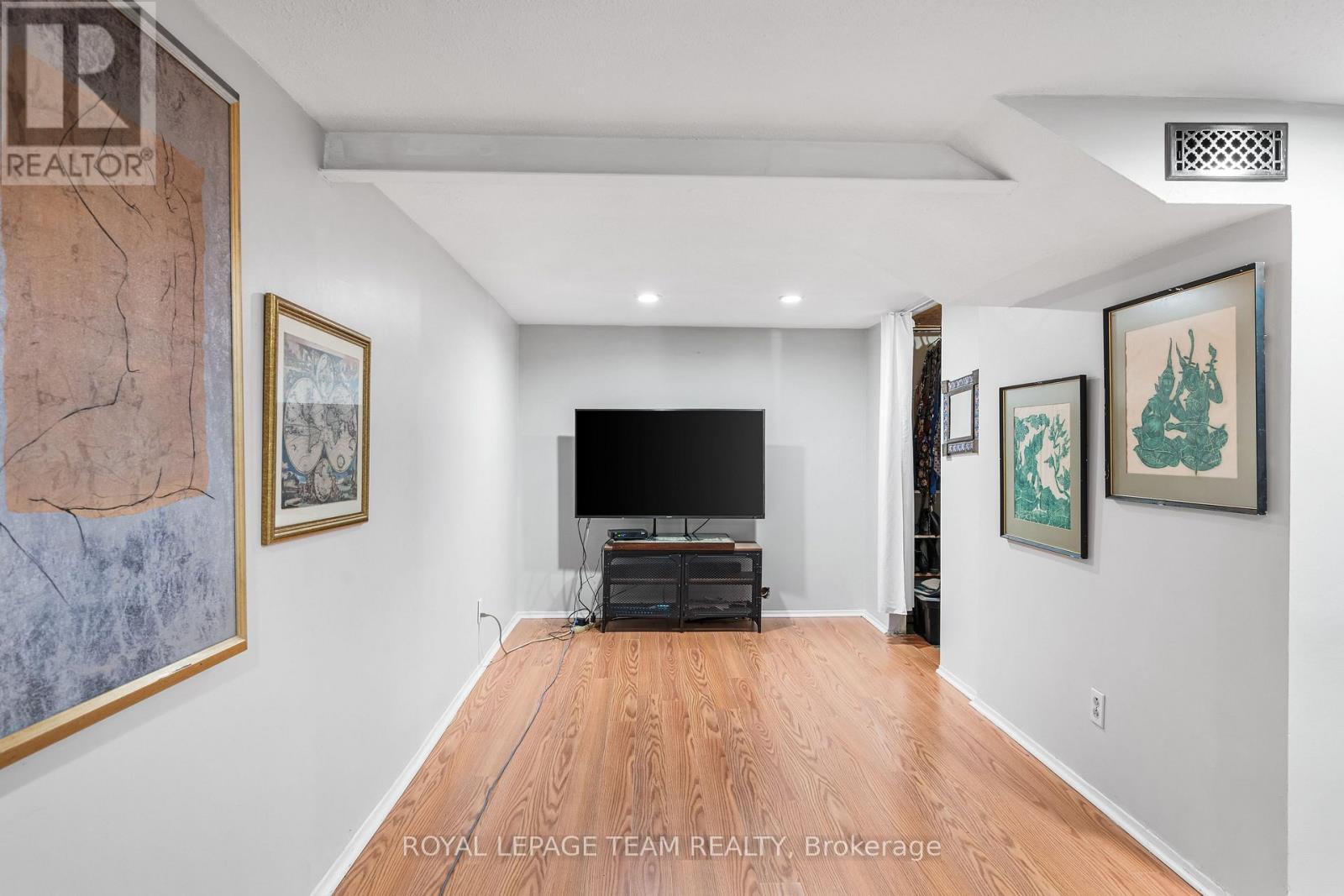 Photo 32 of 158 Anna Avenue, Ottawa ON