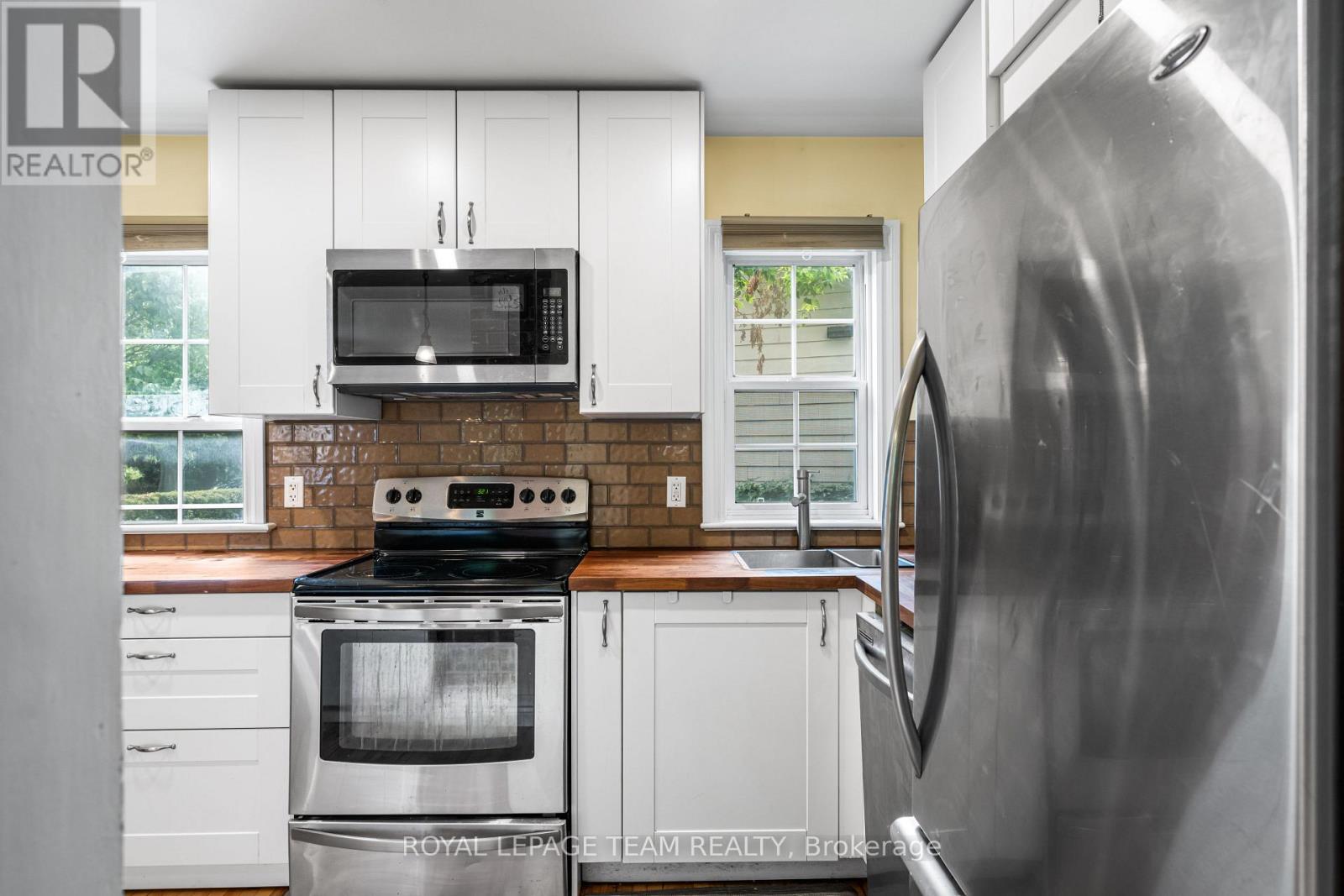 Photo 9 of 158 Anna Avenue, Ottawa ON