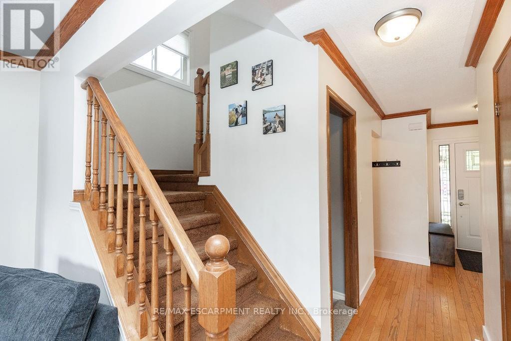 Photo 12 of 54 Merritt Crescent, Grimsby ON