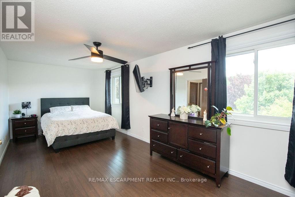 Photo 20 of 54 Merritt Crescent, Grimsby ON