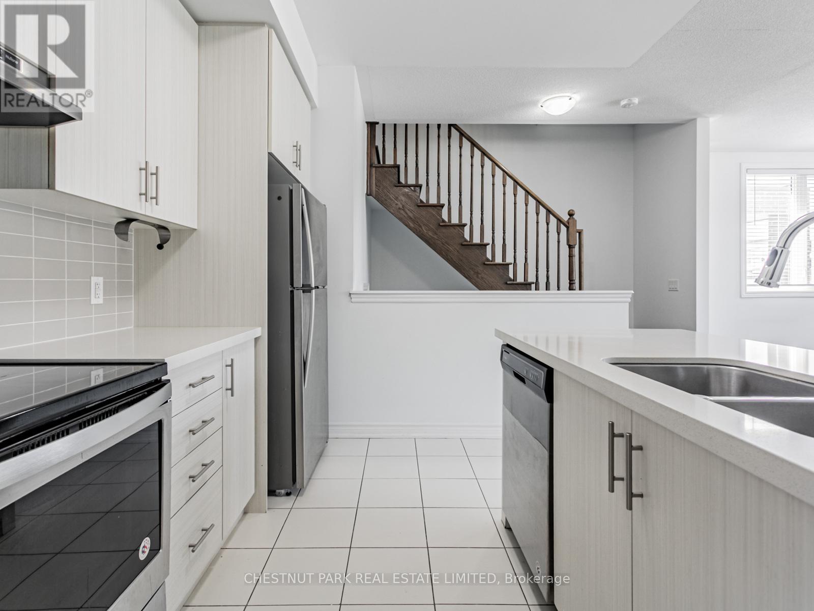 Photo 3 of 416 Athabasca Common, Oakville ON