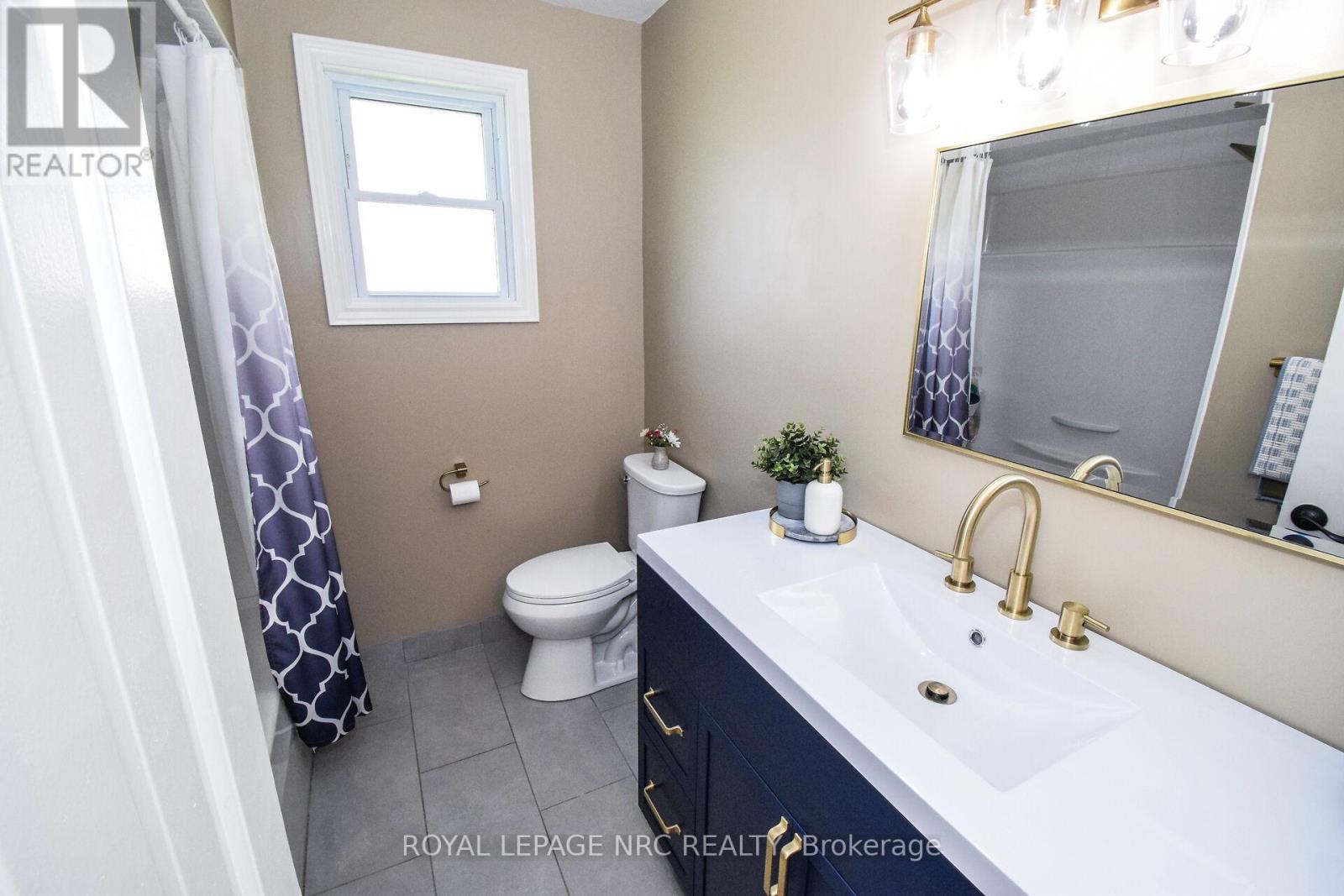 Photo 5 of 4 Belair Drive, St Catharines ON