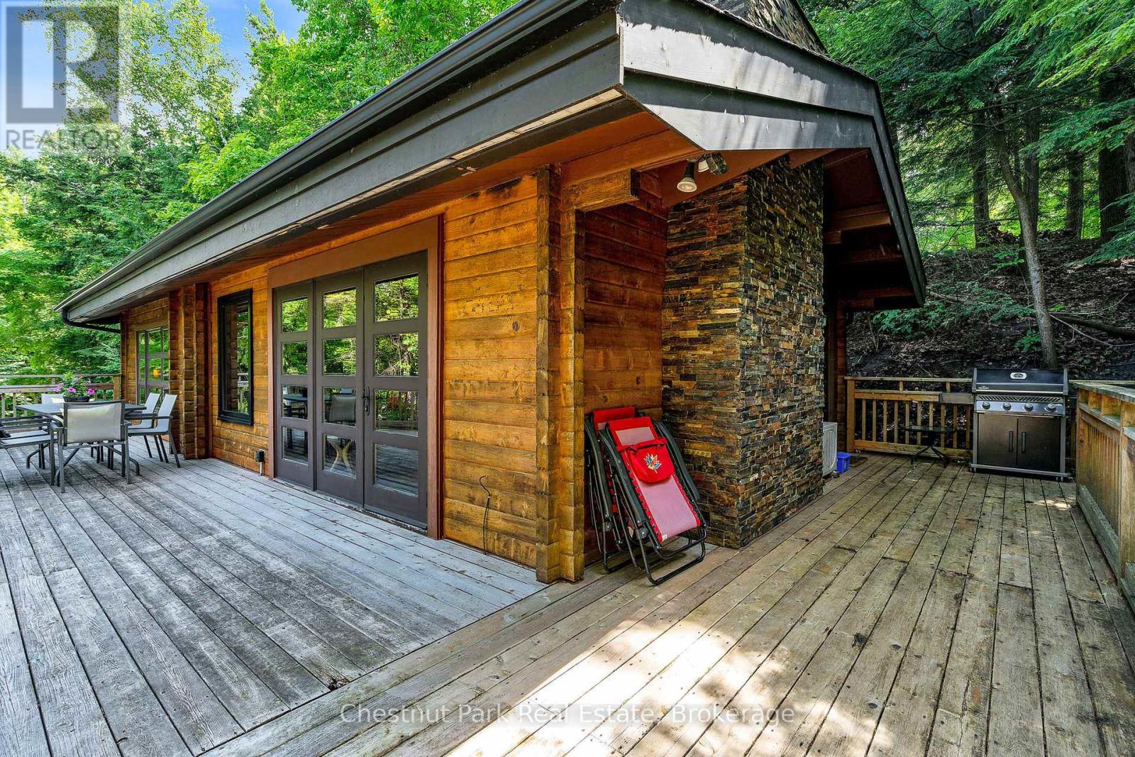 Photo 4 of 146 Chamonix Crescent, Blue Mountains ON