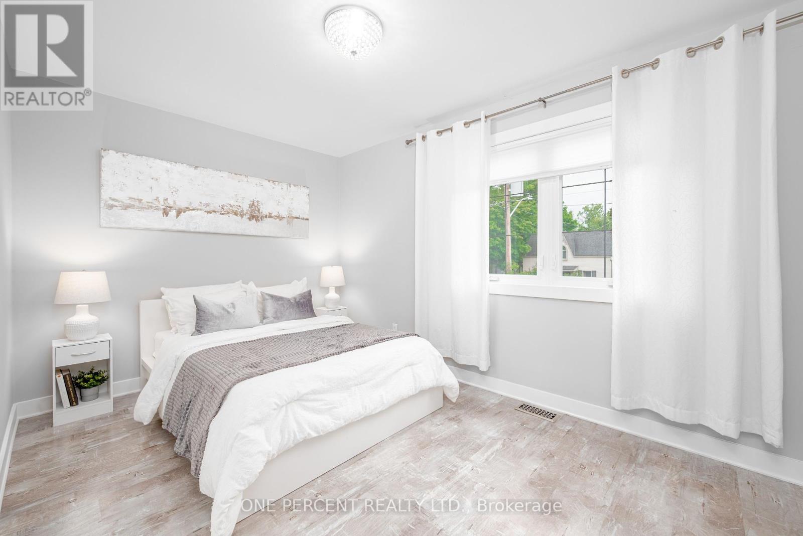 Photo 12 of 406 Peter Street N, Orillia ON