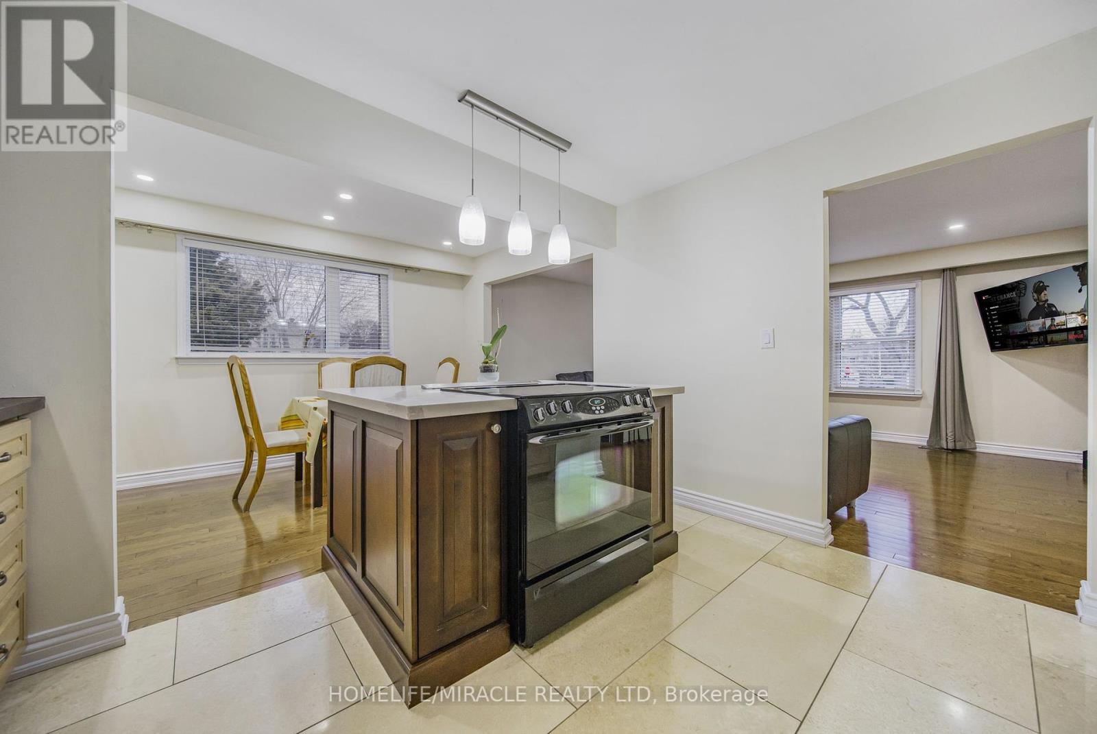 Photo 8 of 38 River View Drive, Brampton ON